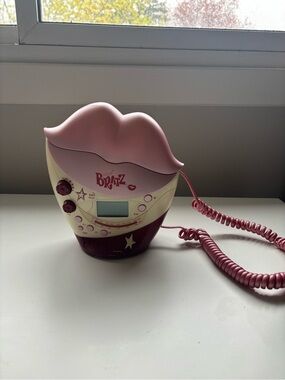 Vintage BRATZ lips phone & radio